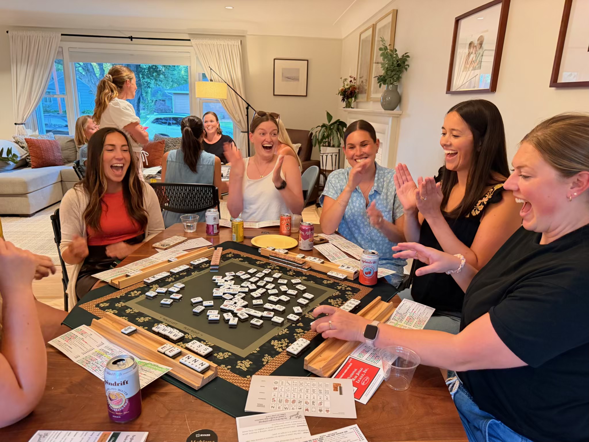 A joyful Mahj Happy celebration around the mahjong table